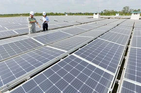 Phát triển các dự án năng lượng tái tạo là giải pháp thích ứng đối với biến đổi khí hậu. Trong ảnh: Kiểm tra và bảo dưỡng pin năng lượng mặt trời ở Nhà máy nước sạch Aquaone Hậu Giang. (Ảnh TRẦN TUẤN)