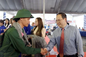 Lãnh đạo Tỉnh ủy Đồng Nai động viên thanh niên lên đường nhập ngũ tại điểm giao nhận quân thành phố Biên Hòa. 