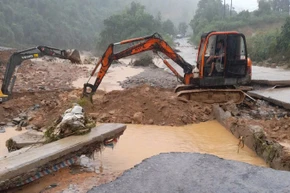 Phương tiện xe, máy tập trung xử lý điểm sạt, lở để sớm bảo đảm an toàn lưu thông đoạn qua Km25+700, đường tỉnh 571.