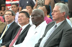 Bí thư Thứ nhất Ban Chấp hành Trung ương Đảng Cộng sản Cuba, Chủ tịch nước Cuba Miguel Díaz-Canel cùng các đại biểu dự lễ kỷ niệm. 