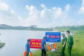 Công an huyện Cẩm Khê phối hợp các xã, thị trấn cắm biển cảnh báo và đặt phao cứu hộ tại những nơi có nguy cơ xảy ra đuối nước.