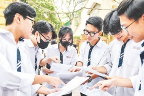 Thí sinh kiểm tra lại số báo danh tại điểm thi Trường trung học phổ thông Việt Đức (Hoàn Kiếm, Hà Nội). (Ảnh THÀNH ĐẠT)