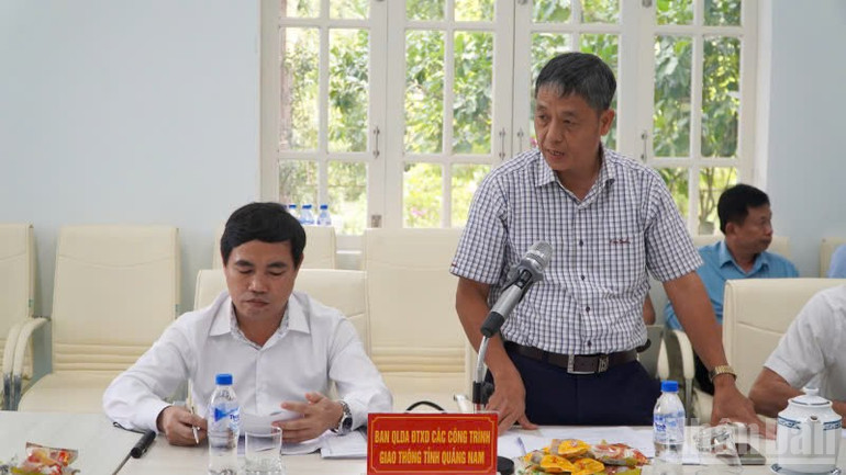 Đại diện Ban Quản lý dự án đầu tư xây dựng các công trình giao thông tỉnh Quảng Nam phát biểu tại buổi làm việc. ndo_br_z6846045332743-5b0b8926a90b4e653d081783a9f9342a.jpg
