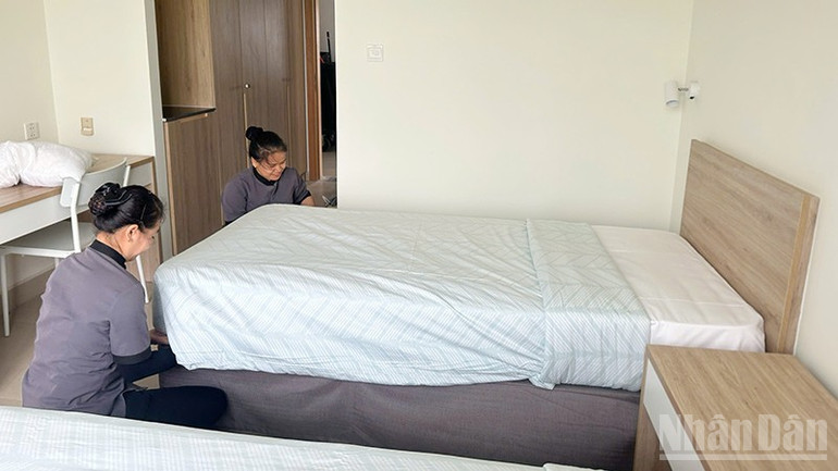 Hoiana cung cấp bữa ăn miễn phí hằng ngày và bảo đảm điều kiện sinh hoạt cơ bản cho người dân tránh trú bão. ndo_br_1.jpg