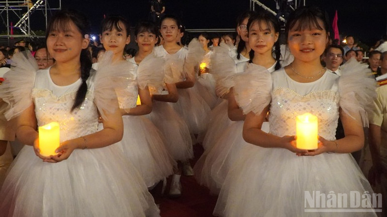 Các em thiếu nhi tham gia trong tiết mục nghệ thuật tại chương trình. ndo_br_dsc07676.jpg