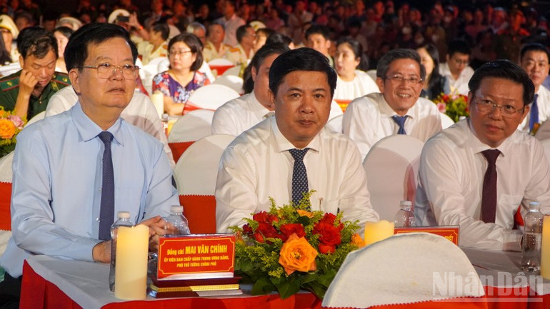 Phó Thủ tướng Chính phủ Mai Văn Chính dự Chương trình nghệ thuật đặc biệt “Bản hùng ca bất diệt”. ndo_br_dsc07649.jpg