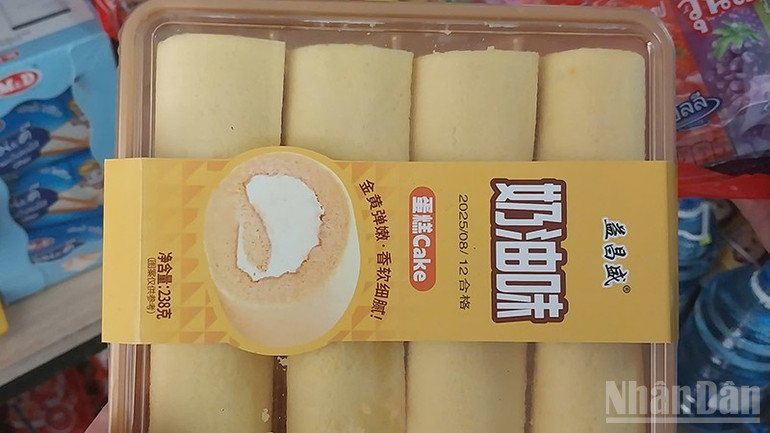 Nhiều mặt hàng thực phẩm bao gói sẵn có nguồn gốc nước ngoài nhưng không xuất trình được hóa đơn, chứng từ chứng minh tính hợp pháp. ndo_br_2.jpg