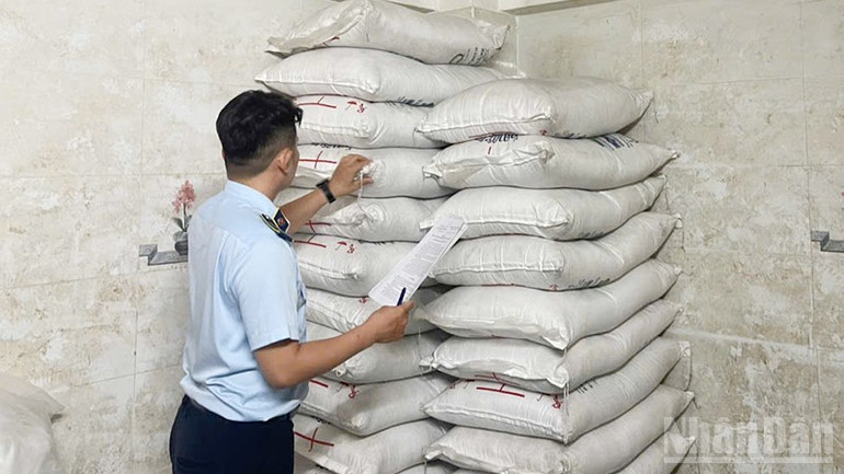 Đội Quản lý thị trường số 3 tiến hành kiểm tra tại doanh nghiệp tại phường An Khê. ndo_br_5.jpg