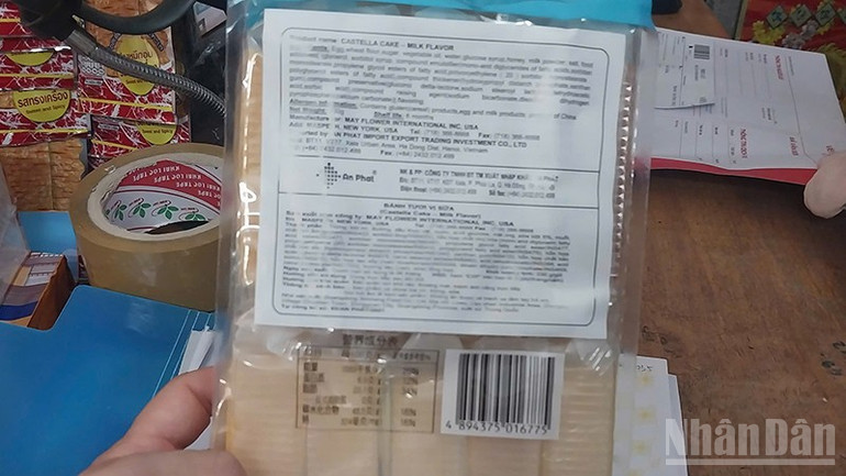 Nhiều mặt hàng thực phẩm bao gói sẵn có nguồn gốc nước ngoài nhưng không xuất trình được hóa đơn, chứng từ chứng minh tính hợp pháp. ndo_br_1.jpg
