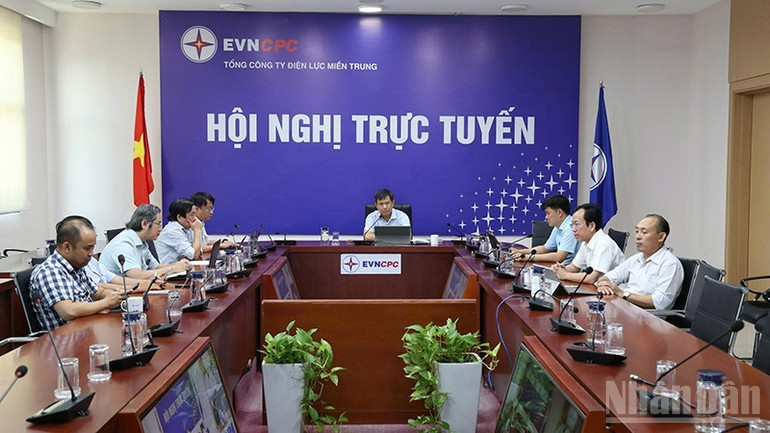 Phó Tổng giám đốc Tổng công ty Điện lực miền trung (EVNCPC) Nguyễn Hữu Khánh chủ trì cuộc họp trực tuyến với các đơn vị thành viên về ứng phó bão số 5. ndo_br_1-4965.jpg