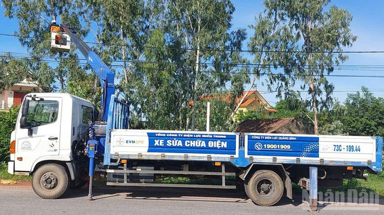 EVNCPC tổ chức trực ban 24/24 giờ, tăng cường kiểm tra, phát quang hành lang tuyến, gia cố các điểm xung yếu. ndo_br_4.jpg