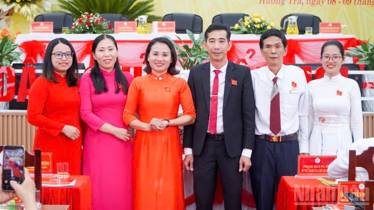 Ban Thường trực Ủy ban Mặt trận Tổ quốc Việt Nam phường Hương Trà khóa I, nhiệm kỳ 2025–2030 gồm 6 đồng chí. ndo_br_z6992334787226-b1c7ad6bfe955fbd0582fb26027c874b.jpg