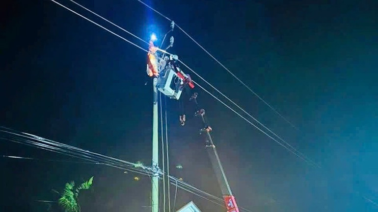 Các Công ty Điện lực trực thuộc EVNCPC đang khẩn trương triển khai lực lượng xử lý sự cố điện sau bão số 10. 3.jpg