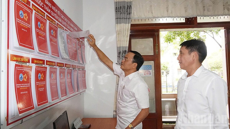Lãnh đạo xã Tiên Phước kiểm tra các văn bản phục vụ giải quyết thủ tục hành chính tại Trung tâm phục vụ hành chính công xã. ndo_br_5.jpg