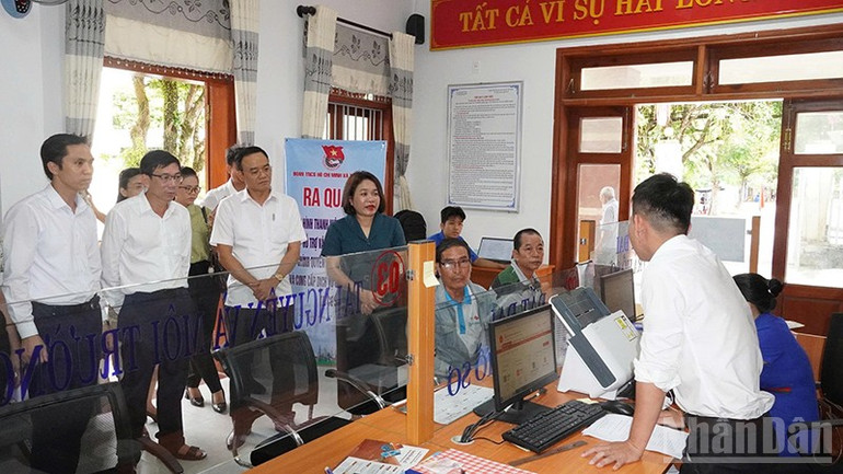 Lãnh đạo thành phố Đà Nẵng kiểm tra hoạt động của Trung tâm phục vụ hành chính công xã Tiên Phước. ndo_br_4.jpg