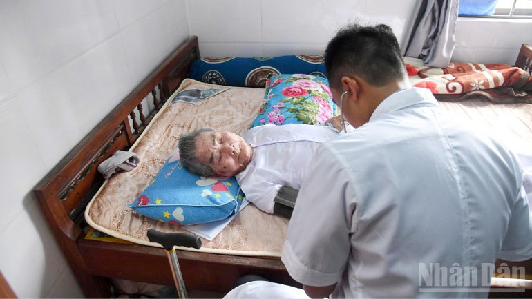 Đội ngũ bác sĩ của Chi đội Kiểm ngư số 3 chăm sóc sức khỏe cho Mẹ Ngô Thị Cang. ndo_br_2.jpg