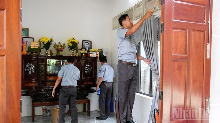 Chi đội kiểm ngư số 3 tổ chức vệ sinh, dọn dẹp nhà cửa cho gia đình mẹ Ngô Thị Cang. ndo_br_3.jpg