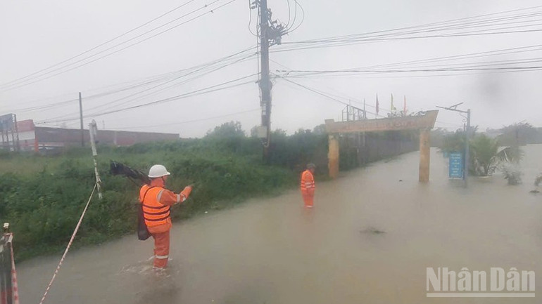 Hiện còn 11.512 khách hàng, chiếm 0,23% chưa có điện, chủ yếu tập trung ở vùng ngập sâu, sạt lở, giao thông bị chia cắt. ndo_br_dffsd.jpg