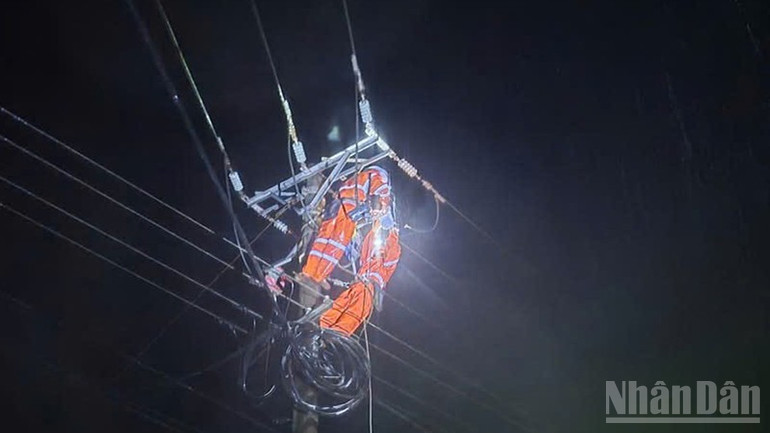 EVNCPC đã khôi phục cấp điện cho 814.126 khách hàng, đạt 98,6% tổng số khách hàng bị ảnh hưởng. ndo_br_dsds.jpg