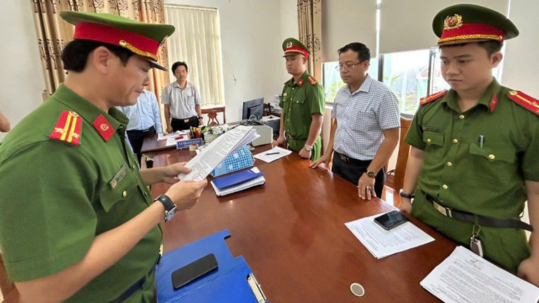 Lực lượng của Phòng Cảnh sát Kinh tế, Công an tỉnh Quảng Nam Tống đạt quyết định tạm giam đối với đối tượng La Mai Đình Hòa, nguyên Trưởng phòng Trung tâm Phát triển quỹ đất thành phố Tam Kỳ. 12.jpg