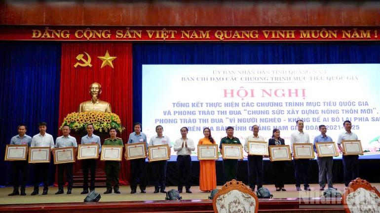 Lãnh đạo tỉnh Quảng Nam trao khen thưởng cho 197 tập thể, cá nhân, hộ gia đình vì có những đóng góp vào thực hiện các Chương trình mục tiêu quốc gia và phong trào thi đua “Chung sức xây dựng nông thôn mới”, phong trào thi đua “Vì người nghèo-không để ai bỏ lại phía sau” trên địa bàn tỉnh Quảng Nam giai đoạn 2021-2025. ndo_br_z6743427592670-0e8306d0ed13bc5c260965f9d91820d2.jpg