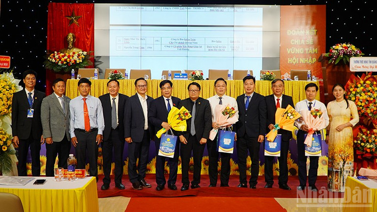 Hiệp hội Doanh nghiệp tỉnh Quảng Nam tặng hoa và quà cho lãnh đạo tỉnh Quảng Nam. ndo_br_sfsfs.jpg