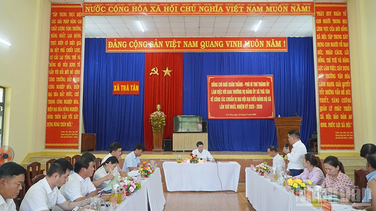 Quang cảnh buổi làm việc. ndo_br_8.jpg
