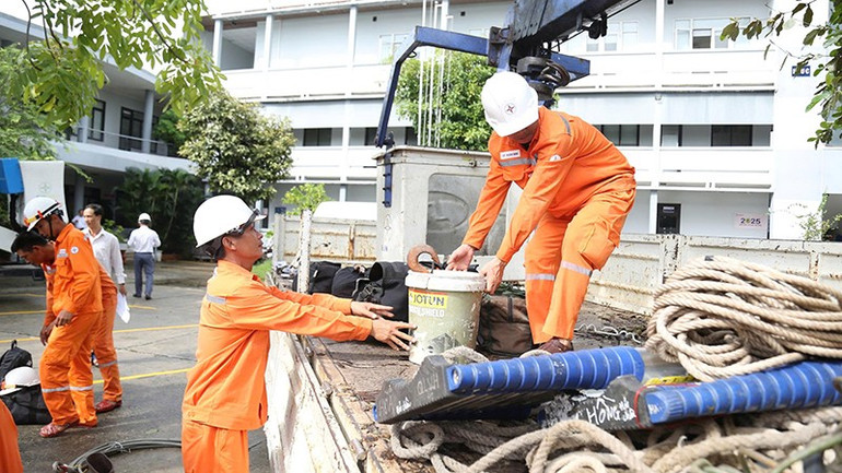 EVNCPC huy động lực lượng từ 7 Công ty Điện lực thành viên và Công ty Dịch vụ Điện lực miền Trung để khẩn trương hỗ trợ khắc phục sự cố sau bão. jthh.jpg