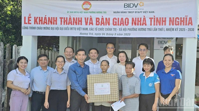 Ủy ban Mặt trận Tổ quốc Việt Nam phường Hương Trà phối hợp với ngân hàng Thương mại Cổ phần Đầu tư và phát triển Việt Nam chi nhánh Quảng Nam tổ chức bàn giao nhà tình nghĩa cho người dân. ndo_br_2.jpg