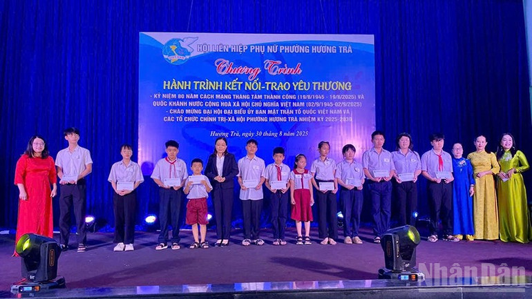 Hội liên hiệp phụ nữ phường Hương Trà trao quà tiếp sức đến trường cho các em học sinh có hoàn cảnh nghèo, cận nghèo, khó khăn trên địa bàn phường. ndo_br_1.jpg
