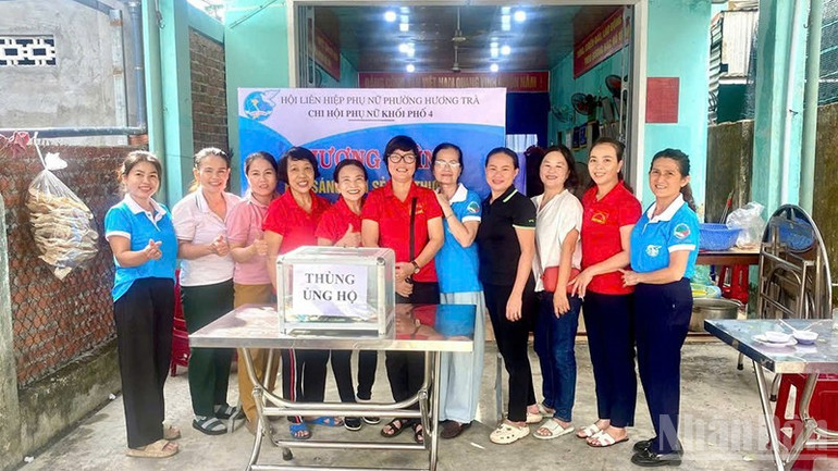 Chi hội phụ nữ khối phố 4, phường Hương Trà gây quỹ giúp đỡ hoàn cảnh khó khăn. ndo_br_4.jpg