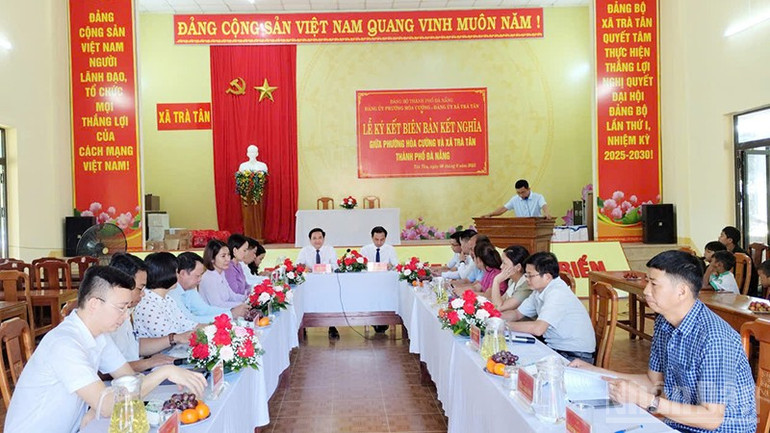 Quang cảnh buổi lễ ký kết biên bản kết nghĩa. ndo_br_3-3876.jpg