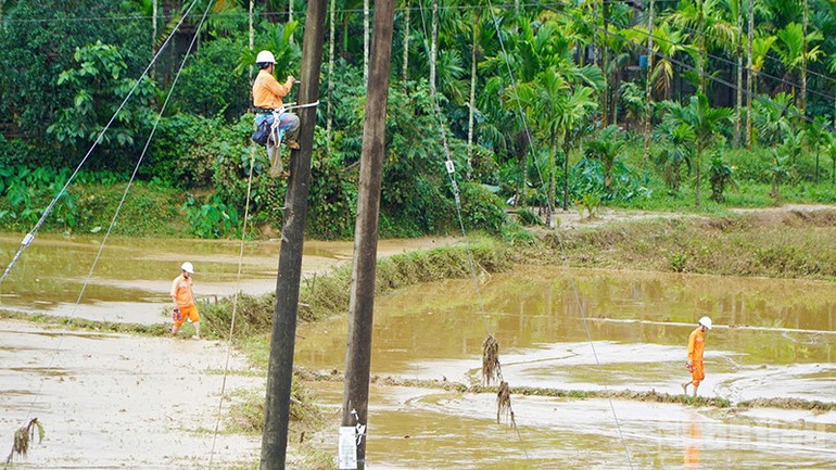 EVNCPC huy động tối đa lực lượng, phương tiện và vật tư để khôi phục điện nhanh nhất cho người dân sau lũ. ndo_br_1.jpg