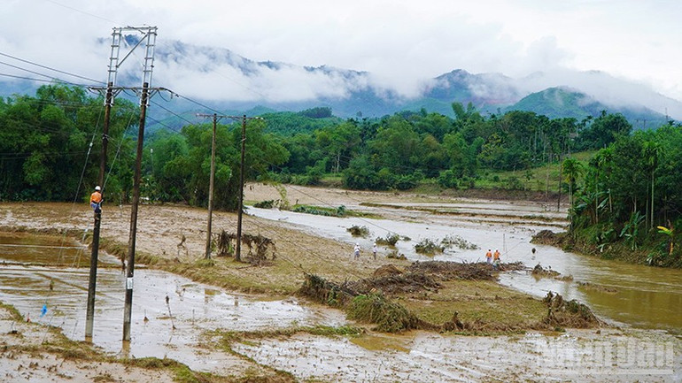 Các Công ty Điện lực trực thuộc EVNCPC huy động tối đa nhân lực, thiết bị khẩn trương khôi phục cung cấp điện sớm nhất cho người dân. ndo_br_6.jpg