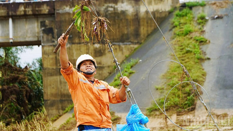 Điện lực Quảng Ngãi nỗ lực khắc phục sự cố điện, khôi phục cấp điện an toàn cho người dân sau lũ. ndo_br_3.jpg