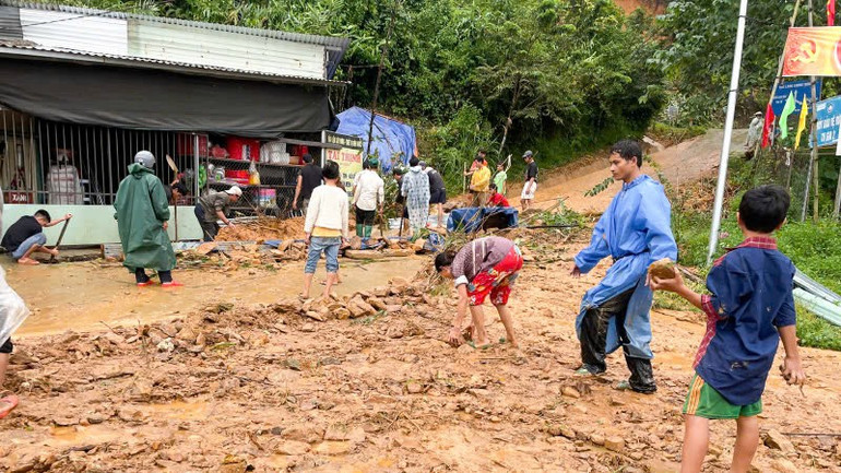 Người dân tại xã Trà Tập tranh thủ những khoảng thời gian tạnh mưa ra quân dọn dẹp sạt đất đá sạt lở. z7167485646119-b52647f642de34bef50facde8594d076.jpg