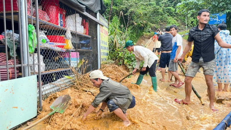 Người dân tiến hành hốt dọn đất đá, khơi thông dòng chảy để tránh tình trạng ùn ứ nước. z7167485578988-9e7f7f9b68534b1beb4f29d08e9f6579.jpg