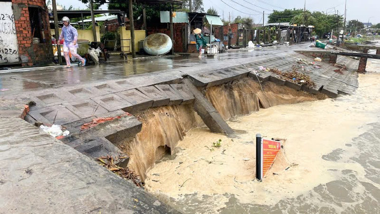 Một đoạn tuyến kè bị sạt lở. z7167594036564-8ec4ca588c5c8b816250f6782834389b.jpg