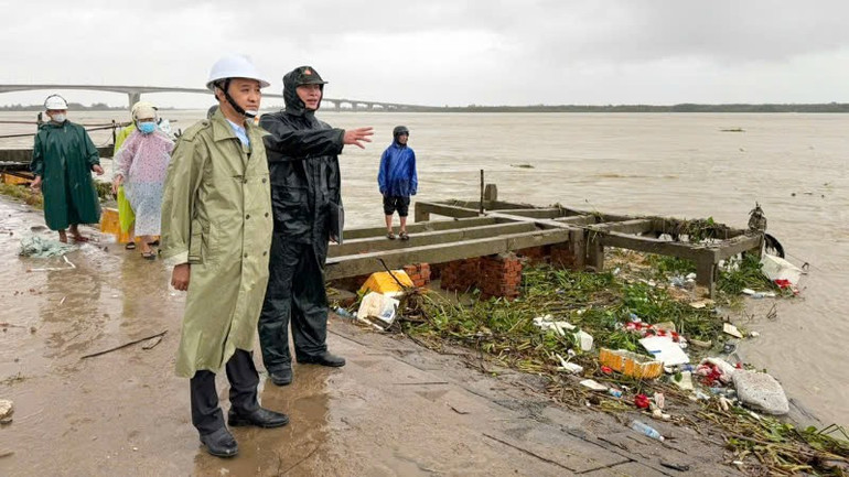 Phó Chủ tịch Ủy ban nhân dân thành phố Lê Quang Nam đi kiểm tra tuyến kè bị sạt lở. z7167593862397-e233da11522e664ff5f2148b1cf783ff.jpg