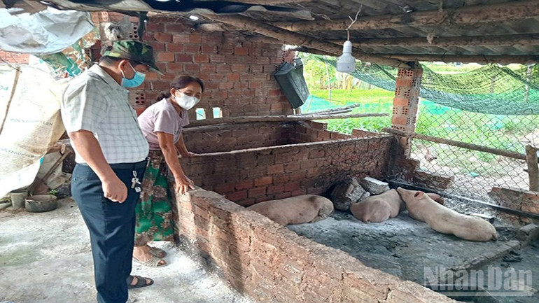Lãnh đạo xã Quế Sơn Trung kiểm tra tình hình dịch trên địa bàn. ndo_br_2.jpg