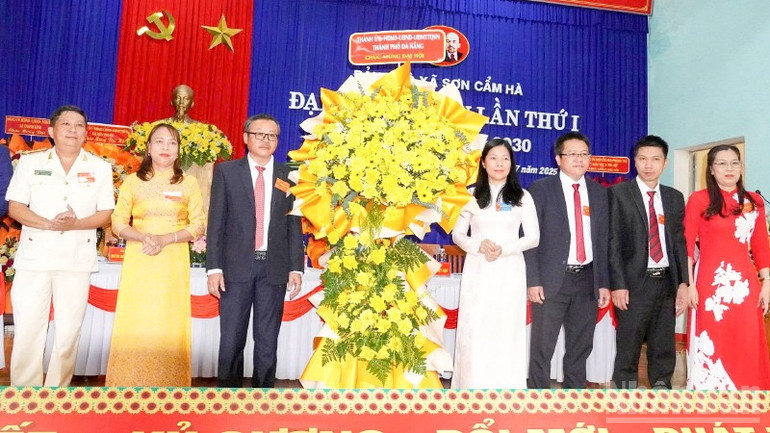Lãnh đạo thành phố Đà Nẵng tặng hoa chúc mừng đại hội. ndo_br_1.jpg