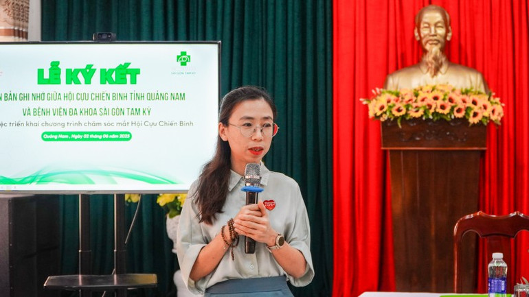 Bà Đặng Thị Kiều Hoa, Giám đốc điều hành Bệnh viện đa khoa Sài Gòn Tam Kỳ phát biểu tại buổi lễ. dsc09207.jpg