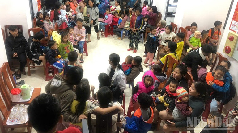 Công an xã Trà Leng bố trí người già, phụ nữ và trẻ em nhỏ vào trụ sở Công an xã để tránh trú an toàn. ndo_br_8.jpg