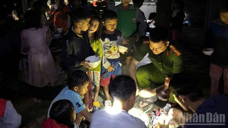 Cán bộ, chiến sĩ Công an xã Trà Leng vào bếp nấu mì tôm để đồng bào ăn ấm bụng. ndo_br_2.jpg