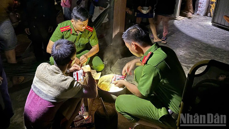 Cán bộ, chiến sĩ Công an xã Trà Leng luôn đồng hành với người dân trong những hoàn cảnh khó khăn. ndo_br_9.jpg