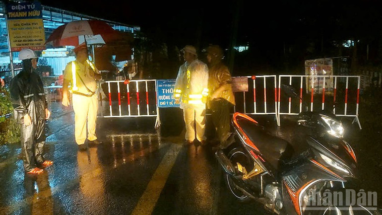 Phòng Cảnh sát giao thông, Công an thành phố Đà Nẵng đã lập rào chắn và hướng dẫn ô-tô quay đầu chạy lên hướng đường không ngập nước, an toàn hơn. ndo_br_1-5155.jpg