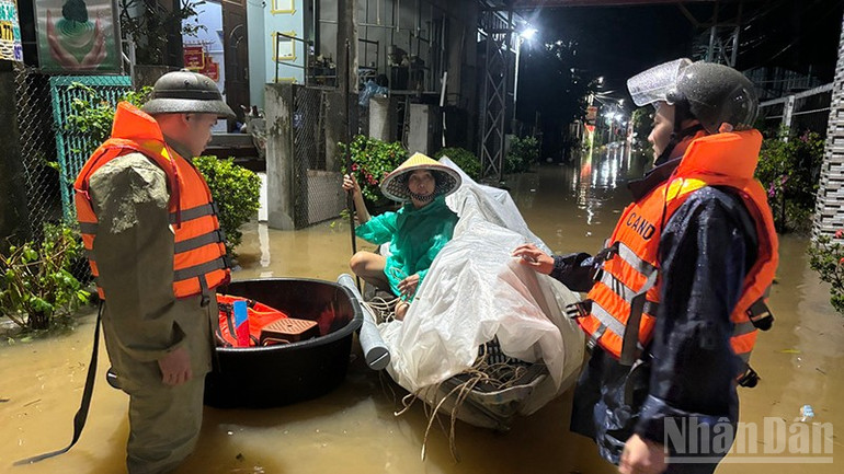 Lực lượng chức năng xã Thượng Đức, thành phố Đà Nẵng hỗ trợ người dân ở vùng trũng thấp di dời. ndo_br_dslkdsdsd.jpg