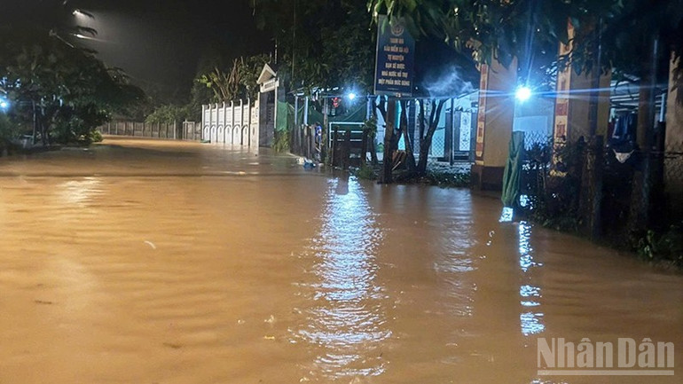 Nước lũ lên nhanh đã khiến nhiều khu vực thuộc xã Nông Sơn, thành phố Đà Nẵng bị cô lập. ndo_br_uewdsfdfd.jpg
