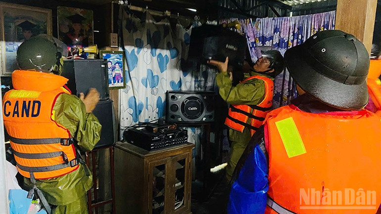 Lực lượng chức năng xã Thượng Đức, thành phố Đà Nẵng hỗ trợ người dân di dời tài sản. ndo_br_lsdksdsd.jpg