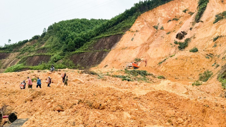 Các lực lượng băng rừng, vượt qua hàng chục điểm sạt lở trên khoảng 7km đường rừng để cõng lương thực, thực phẩm vào với người dân. 4-9543.jpg